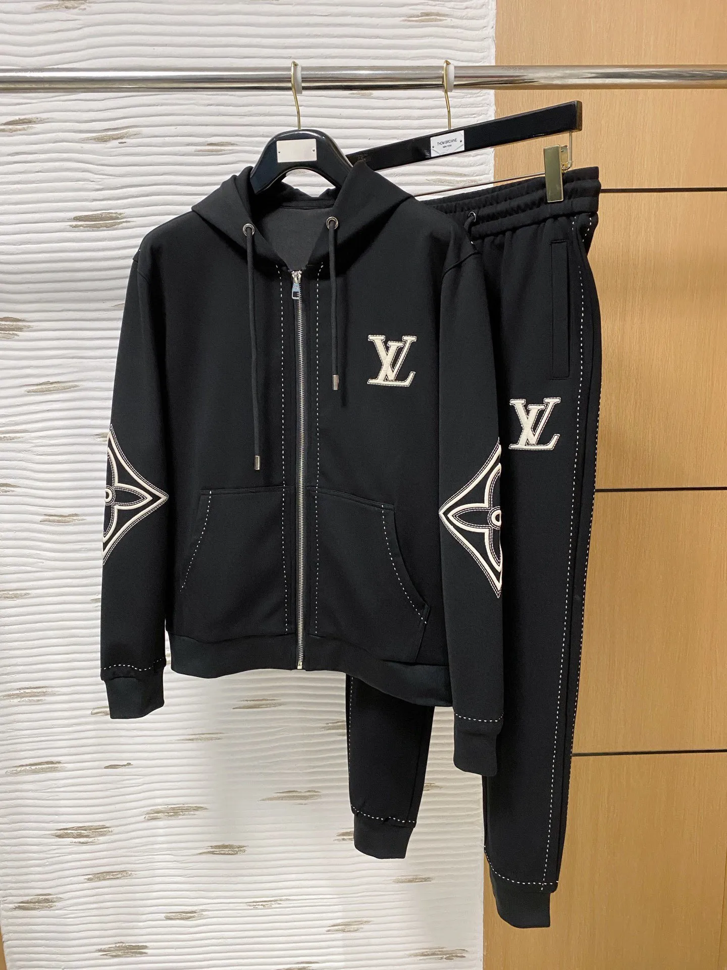 🅿️720 [LV Louis Vuitton] hot-selling suit is coming. Focus on the original version of the official website. 2025 new hot-selling cardigan and sweatshirt suit. The original order is the best. 🇭🇰The meticulous work of top designers. It has a fitting and perfect upper body effect. All-natural high-quality Tencel Roman cotton 100%, close-fitting comfort, noble and elegant! Original hardware embodies elegance and nobility! Counter size: M-3XL (maximum wear up to 190 pounds)